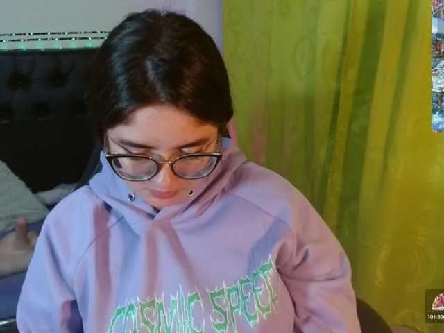 KrystalAdams — It excites me to please you, take you to the maximum point of passion and desire, I am not an easy girl, earn my love and you will know the sky.