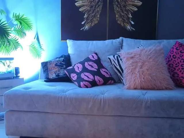 mafecosecret — Me gusta un hombre carioso y paciente, alguien que me diga todo lo que le gusta de m, que sea compasivo, y sobre todo que me regale un cosplay y que juguemos en  privado juntos.