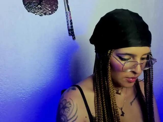 SarahDark — me encata auto complacerme y ver como las demas personas lo hacen, tambien me encanta la dominacion y el sexo duro