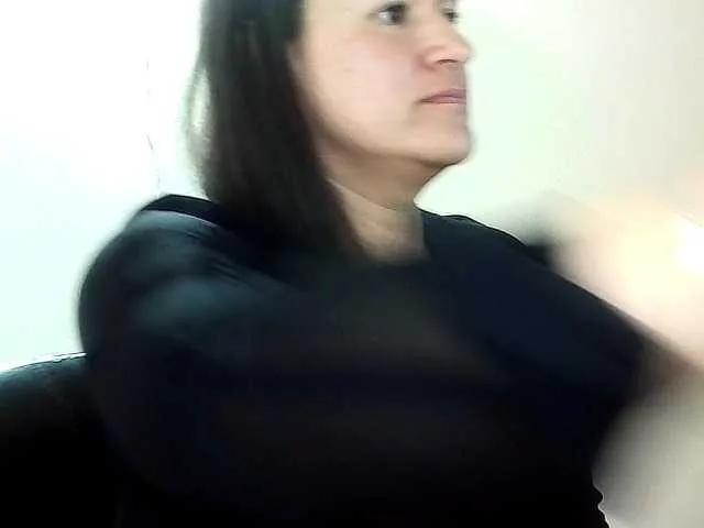 Sherezadeangels — Me enciende una mente traviesa, las miradas que hablan sin decir palabra y las manos que saben esperar.
Me gusta cuando toman el control, pero tambin cuando me hacen rogar un poco 
La tensin, el juego y el deseo lento... eso me vuelve loca 