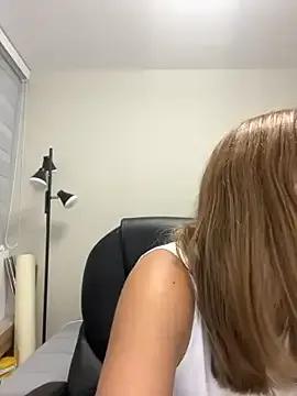 _Alice_1 — 3 Fingers in pussy + squirt two girls