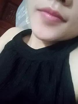 _Attractivegirl33 — Aidez-moi  pulvriser de l'eau