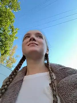 bambi_lu — take off top and go out topless 