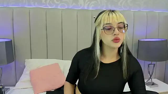 Bella_Bleu on StripChat