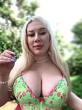 LaraHollywood on StripChat 