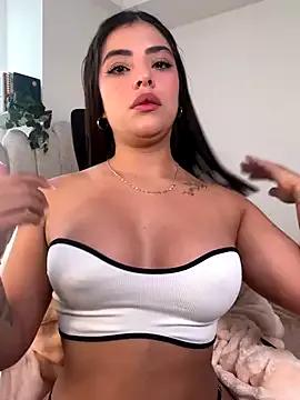 Sara-Evans on StripChat 