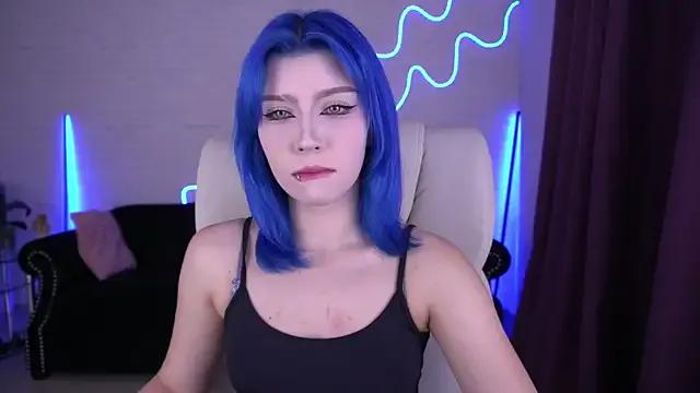 SelenaIris — twerk in shorts