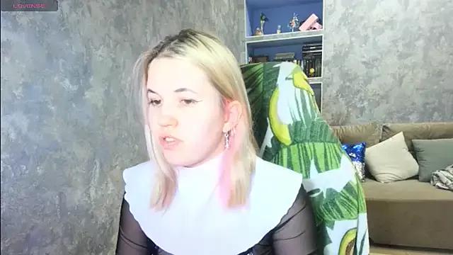 Sweet_Beee on StripChat 