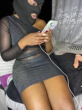 wellbuiltDiosa on StripChat 